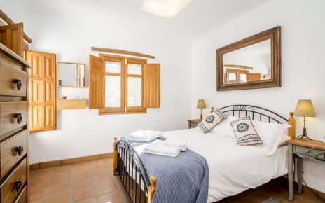 Dormitorio 1: habitación con cama doble